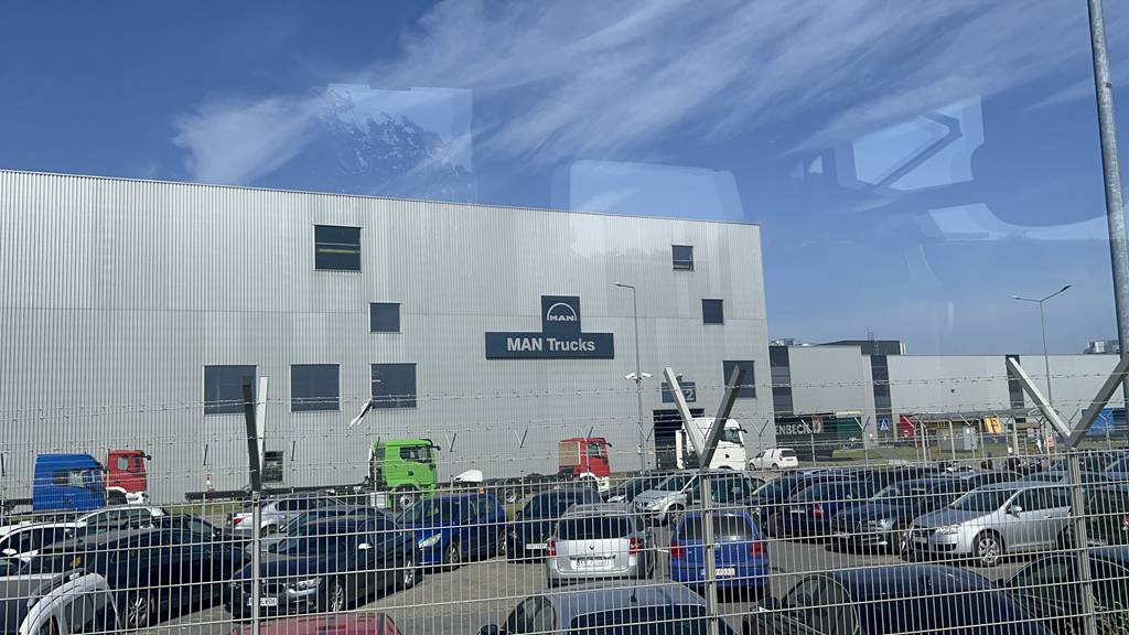 参观曼恩波兰克拉科夫工厂，停车场下线车辆实拍，2023曼恩卡车科技日第二日纪录 - 第1张