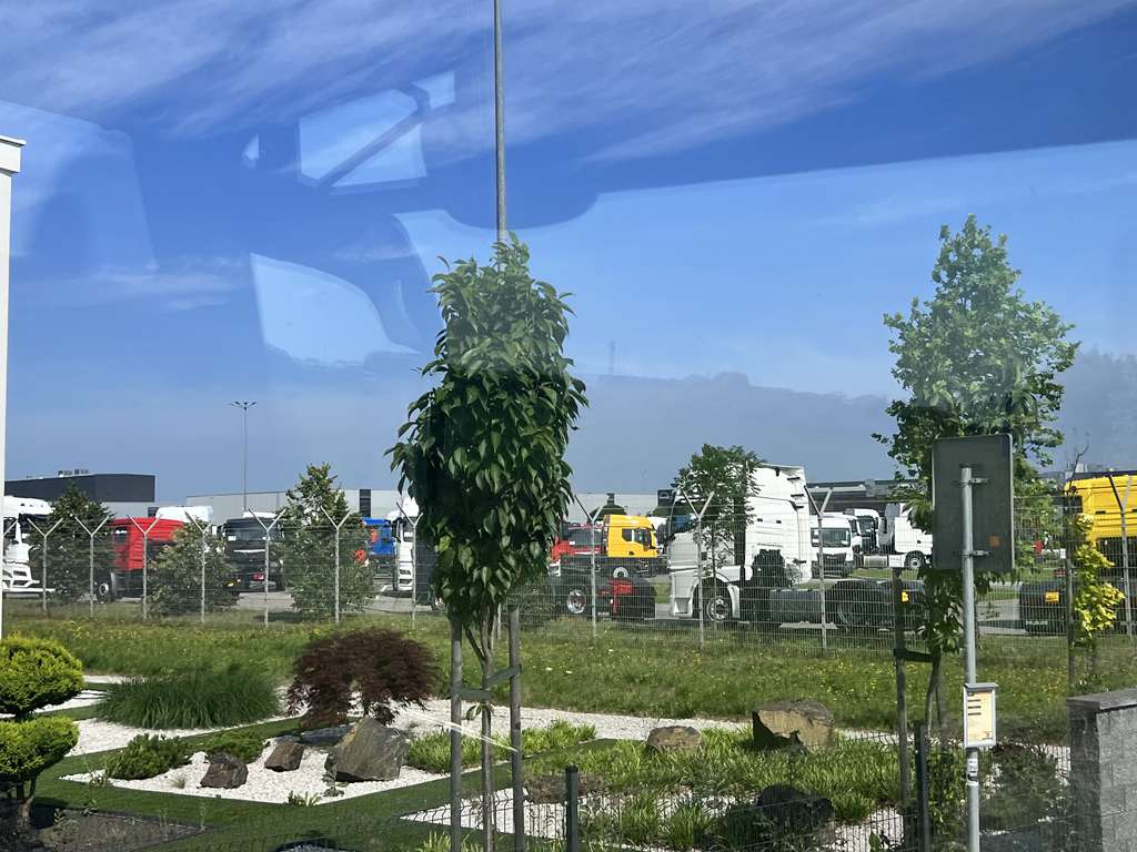 参观曼恩波兰克拉科夫工厂，停车场下线车辆实拍，2023曼恩卡车科技日第二日纪录 - 第10张