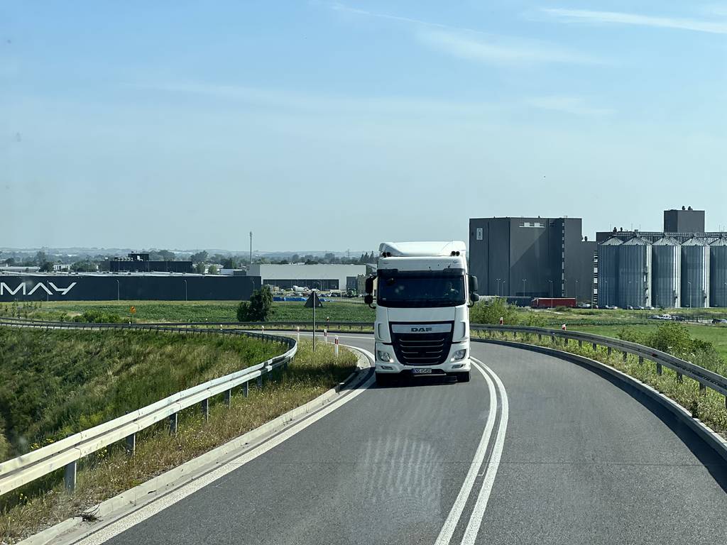 参观曼恩波兰克拉科夫工厂，停车场下线车辆实拍，2023曼恩卡车科技日第二日纪录 - 第8张