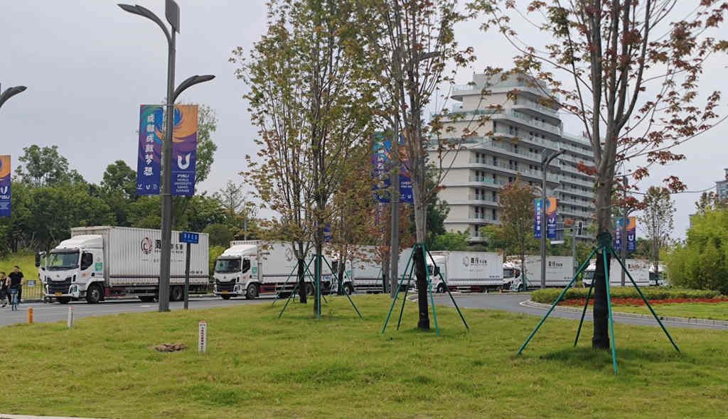 实力助阵成都大运会,乘龙卡车成为场外亮丽风景线 - 第2张 - 提加商用车网 实力助阵成都大运会,乘龙卡车成为场外亮丽风景线 - 第2张