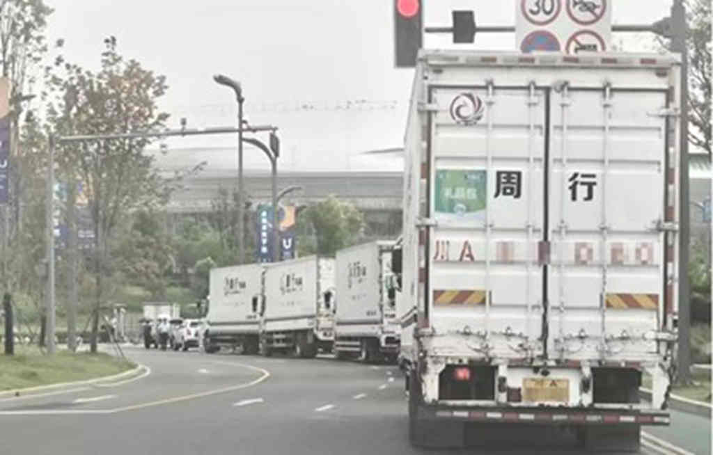 实力助阵成都大运会,乘龙卡车成为场外亮丽风景线 - 第3张 - 提加商用车网 实力助阵成都大运会,乘龙卡车成为场外亮丽风景线 - 第3张