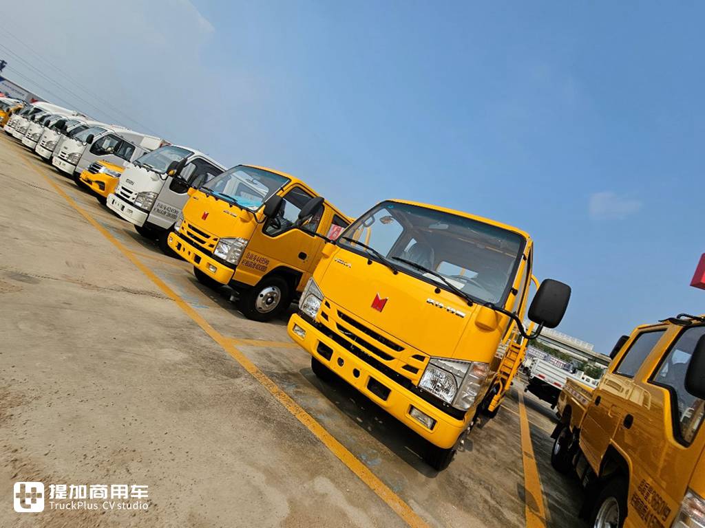 搭载德威发动机和五十铃车桥，市政工程专属的庆铃铃咖双排座轻卡实拍