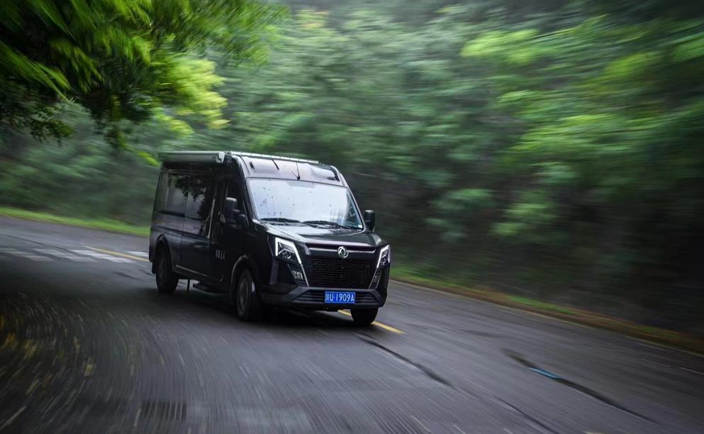 激情跑车和房车慢生活的完美融合，东风御风VAN境适用活动走进西安