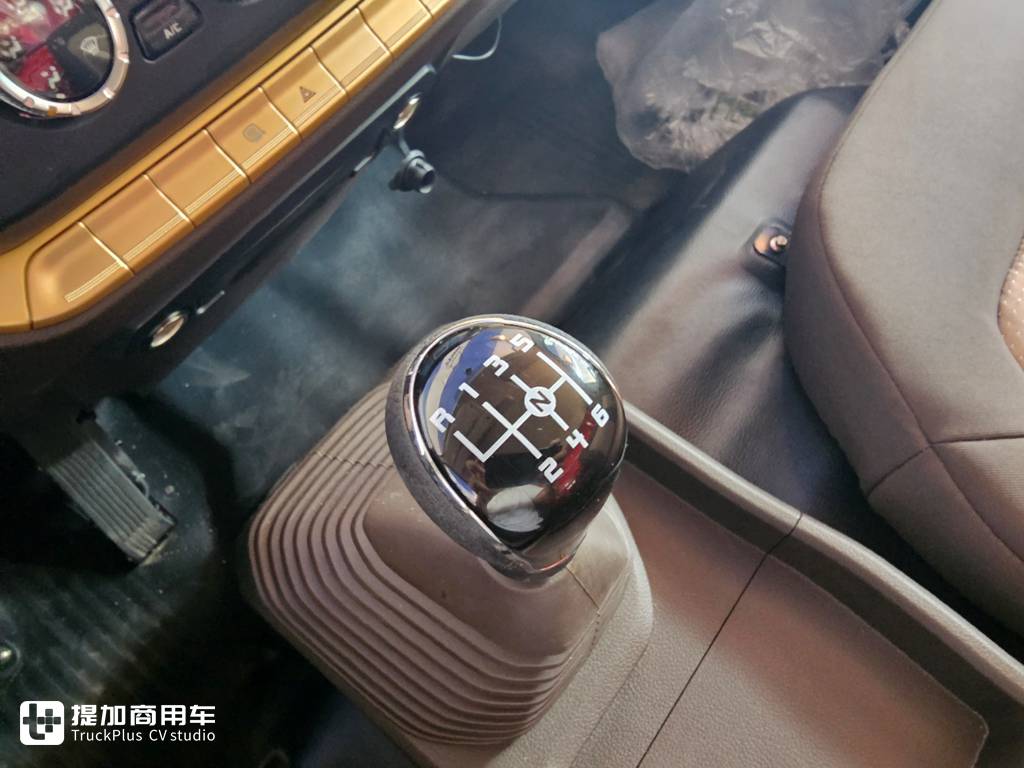 专为酒水运输打造,配置有何不同?江铃凯威蓝鲸酒水版轻卡实拍 - 第3张 - 提加商用车网 专为酒水运输打造,配置有何不同?江铃凯威蓝鲸酒水版轻卡实拍 - 第3张