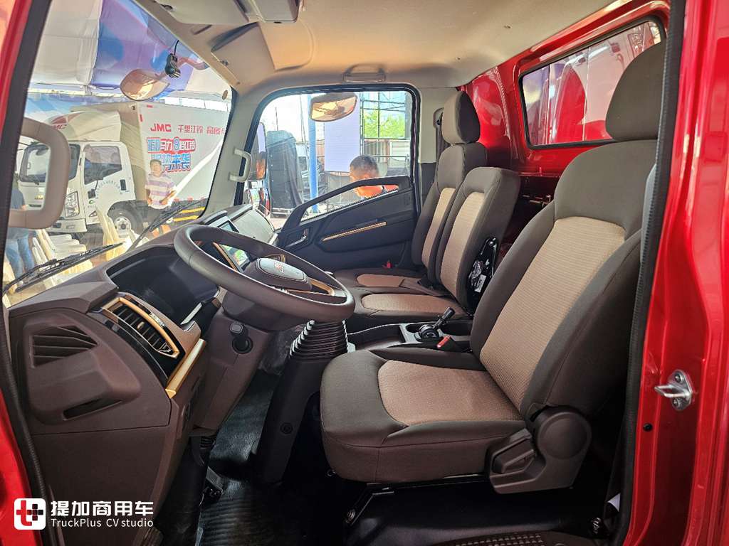 专为酒水运输打造,配置有何不同?江铃凯威蓝鲸酒水版轻卡实拍 - 第9张 - 提加商用车网 专为酒水运输打造,配置有何不同?江铃凯威蓝鲸酒水版轻卡实拍 - 第9张