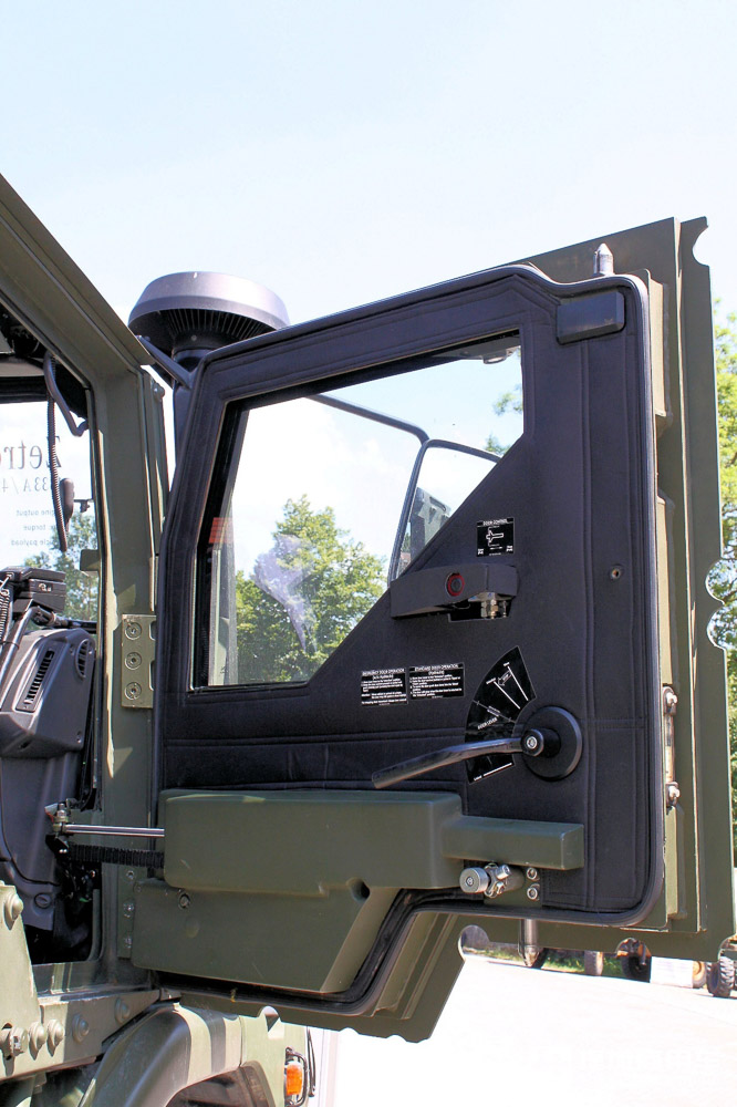 4x4长头越野军卡,配防弹驾驶室,奔驰Zetros军卡实拍 - 第9张 - 提加商用车网 4x4长头越野军卡,配防弹驾驶室,奔驰Zetros军卡实拍 - 第9张