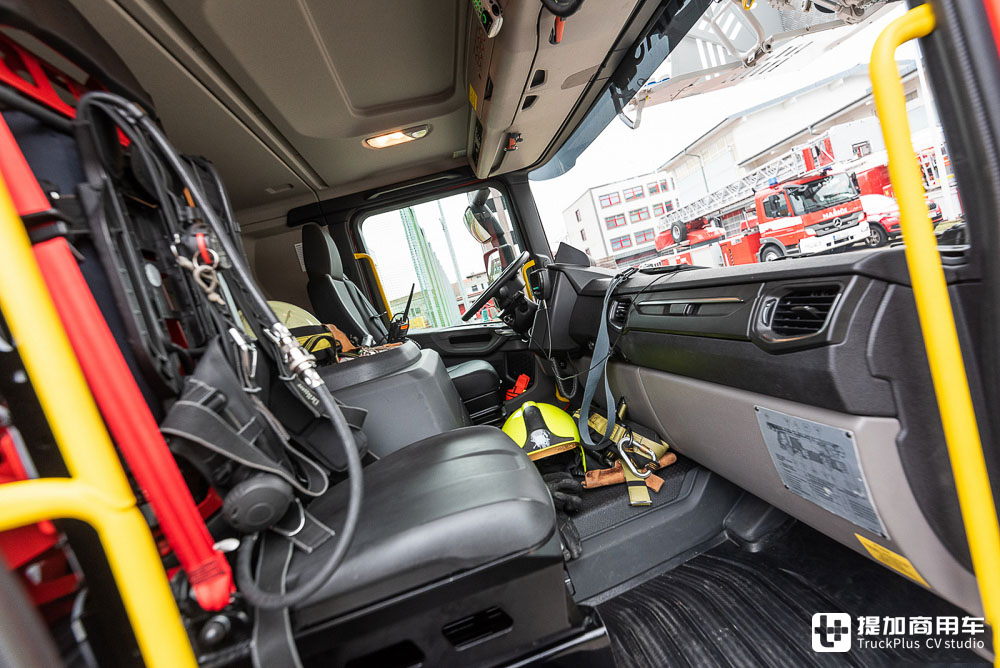 斯堪尼亚L360低入口卡车底盘打造,全球最高曲臂云梯车,带你看马基路斯M42L-AS云梯车 - 第11张 - 提加商用车网 斯堪尼亚L360低入口卡车底盘打造,全球最高曲臂云梯车,带你看马基路斯M42L-AS云梯车 - 第11张