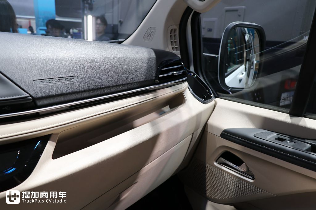 “新体验,大不同”,商乘两用个性十足的全新轻客 上汽大通MAXUS 新途V70实拍 - 第12张 - 提加商用车网 “新体验,大不同”,商乘两用个性十足的全新轻客 上汽大通MAXUS 新途V70实拍 - 第12张