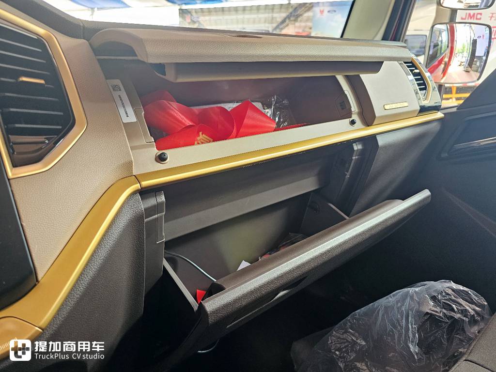 专为酒水运输打造,配置有何不同?江铃凯威蓝鲸酒水版轻卡实拍 - 第15张 - 提加商用车网 专为酒水运输打造,配置有何不同?江铃凯威蓝鲸酒水版轻卡实拍 - 第15张