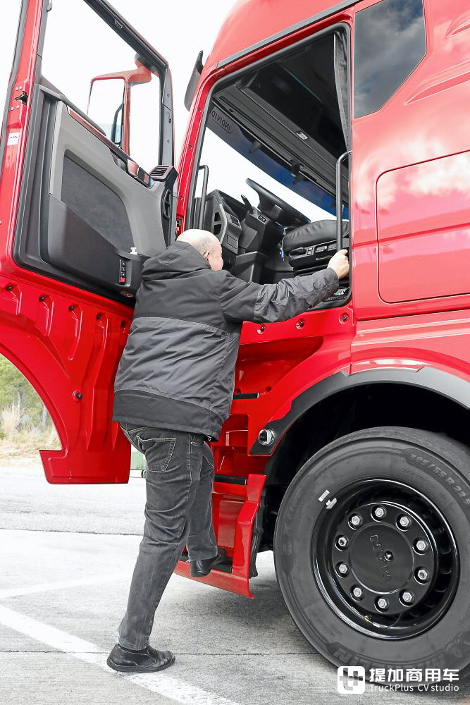 顶级定制旗舰卡车,赛车风外观内饰,曼恩TGX Individual Lion S实拍 - 第14张 - 提加商用车网 顶级定制旗舰卡车,赛车风外观内饰,曼恩TGX Individual Lion S实拍 - 第14张
