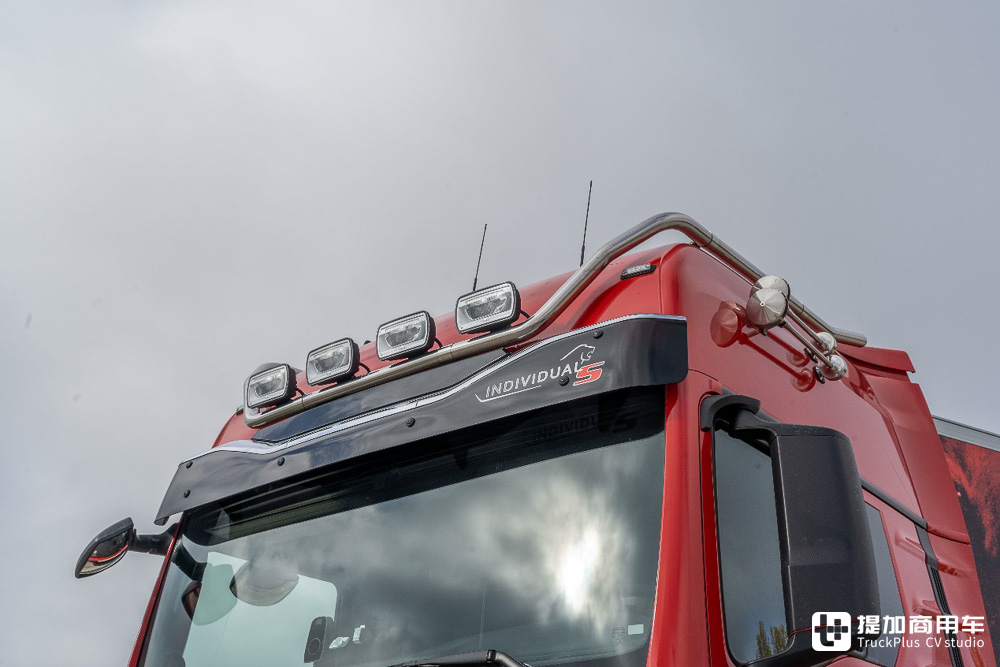 顶级定制旗舰卡车,赛车风外观内饰,曼恩TGX Individual Lion S实拍 - 第4张 - 提加商用车网 顶级定制旗舰卡车,赛车风外观内饰,曼恩TGX Individual Lion S实拍 - 第4张