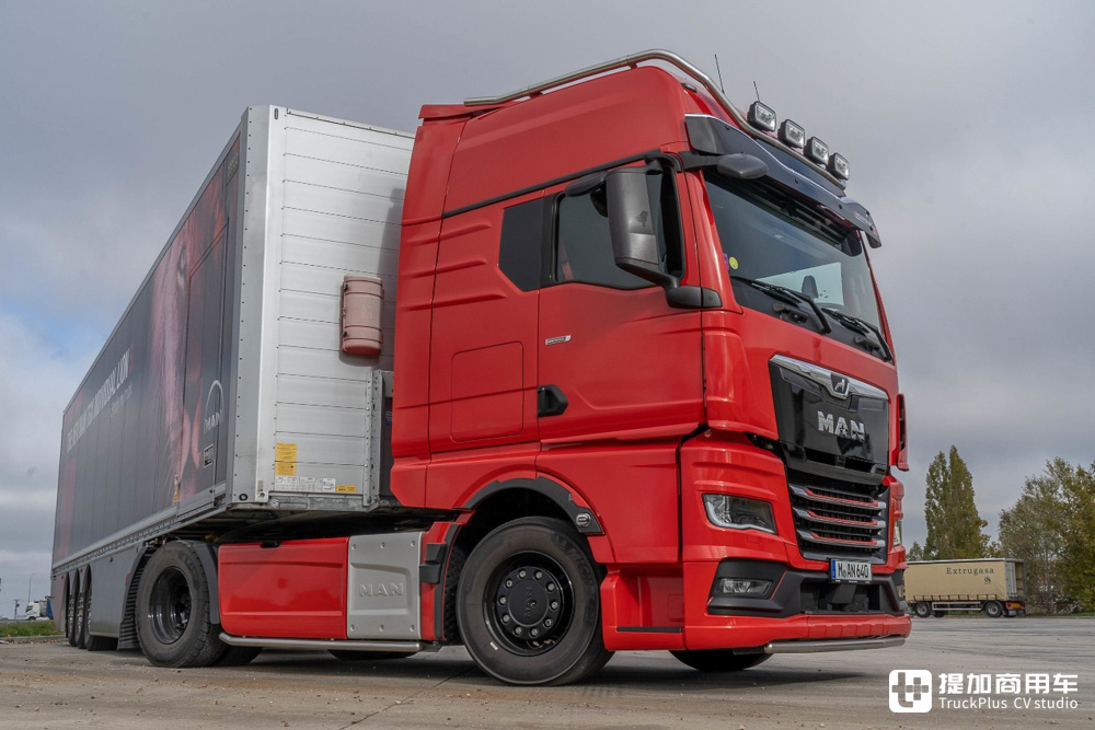 顶级定制旗舰卡车,赛车风外观内饰,曼恩TGX Individual Lion S实拍 - 第7张 - 提加商用车网 顶级定制旗舰卡车,赛车风外观内饰,曼恩TGX Individual Lion S实拍 - 第7张
