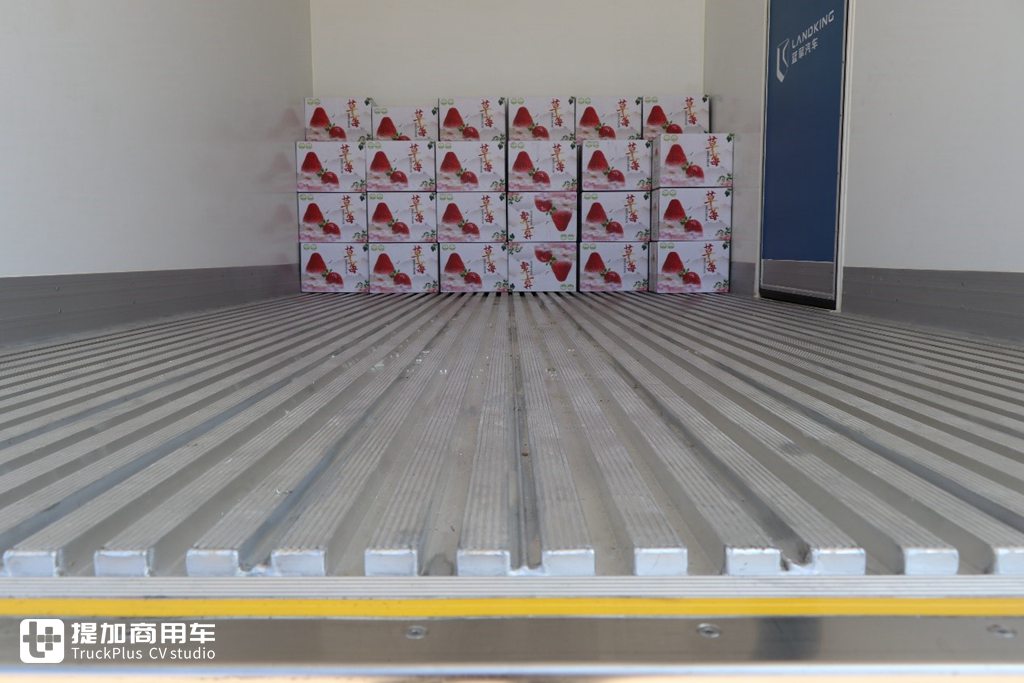 <strong>320KM</strong><strong>超长续航电动轻卡,潍柴新能源蓝擎·悦</strong><strong>EH</strong><strong>实拍</strong><strong></strong> - 第12张 - 提加商用车网 <strong>320KM</strong><strong>超长续航电动轻卡,潍柴新能源蓝擎·悦</strong><strong>EH</strong><strong>实拍</strong><strong></strong> - 第12张
