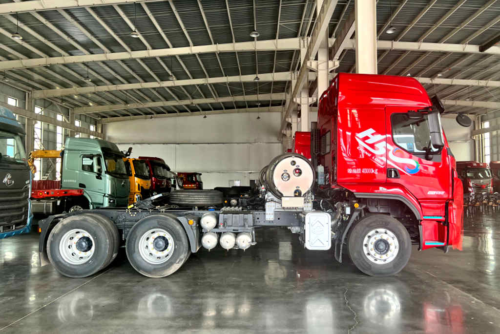 背个1000L的大气罐，还能有7.99吨的自重？乘龙H5超轻版LNG牵引车实拍