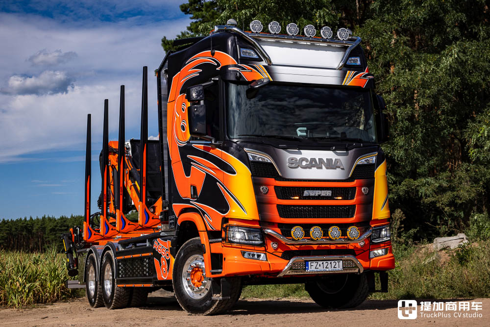 全车定制外观改造，车尾还配起重机，这台斯堪尼亚R660木材运输车真好看
