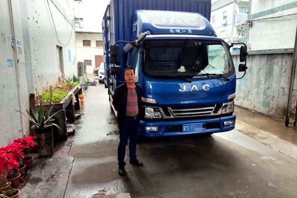 外出创业16年,他用江淮1卡骏铃把食品贸易做大做强 - 第1张 - 提加商用车网 外出创业16年,他用江淮1卡骏铃把食品贸易做大做强 - 第1张