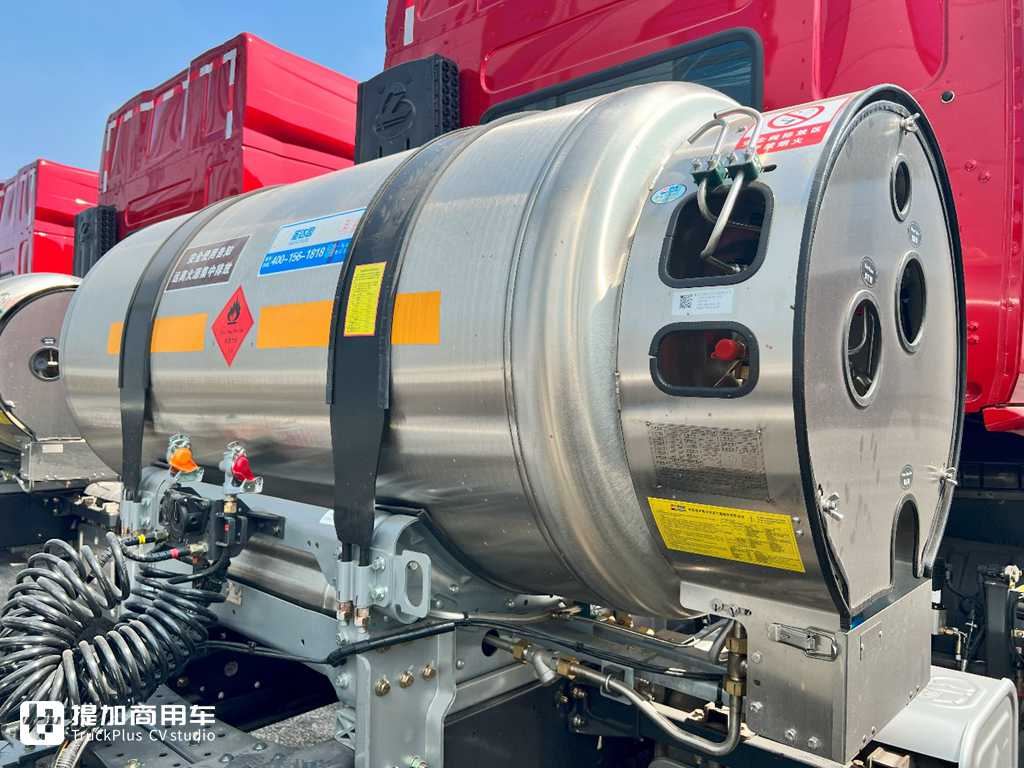 背个1000L的大气罐,还能有7.99吨的自重?乘龙H5超轻版LNG牵引车实拍 - 第2张 - 提加商用车网 背个1000L的大气罐,还能有7.99吨的自重?乘龙H5超轻版LNG牵引车实拍 - 第2张