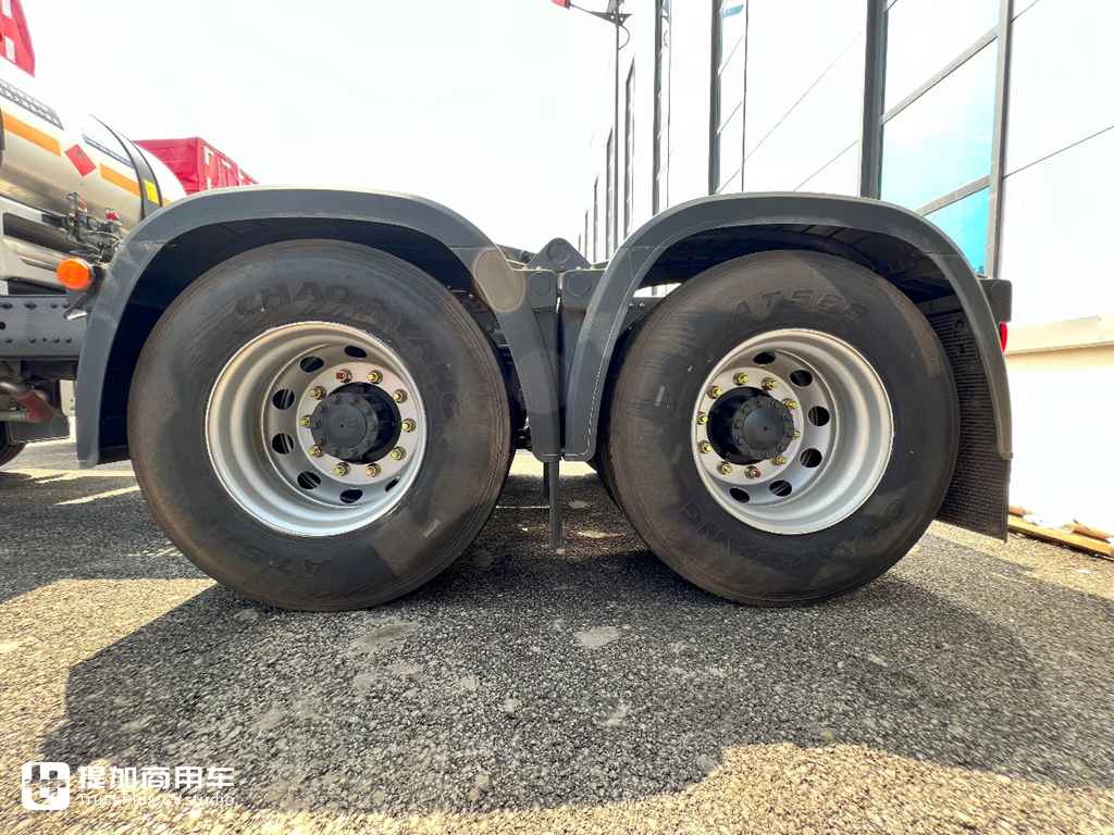 背个1000L的大气罐,还能有7.99吨的自重?乘龙H5超轻版LNG牵引车实拍 - 第3张 - 提加商用车网 背个1000L的大气罐,还能有7.99吨的自重?乘龙H5超轻版LNG牵引车实拍 - 第3张