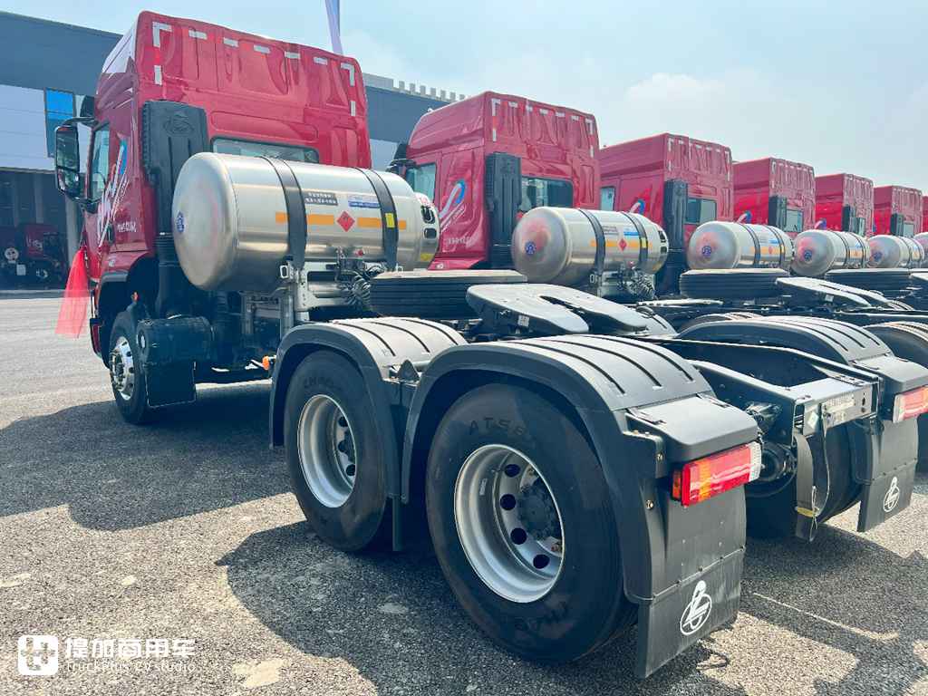 背个1000L的大气罐,还能有7.99吨的自重?乘龙H5超轻版LNG牵引车实拍 - 第4张 - 提加商用车网 背个1000L的大气罐,还能有7.99吨的自重?乘龙H5超轻版LNG牵引车实拍 - 第4张