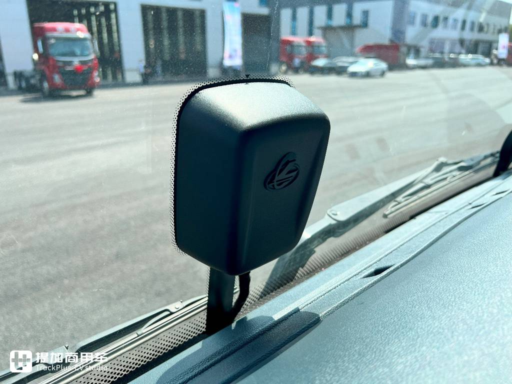 背个1000L的大气罐,还能有7.99吨的自重?乘龙H5超轻版LNG牵引车实拍 - 第5张 - 提加商用车网 背个1000L的大气罐,还能有7.99吨的自重?乘龙H5超轻版LNG牵引车实拍 - 第5张