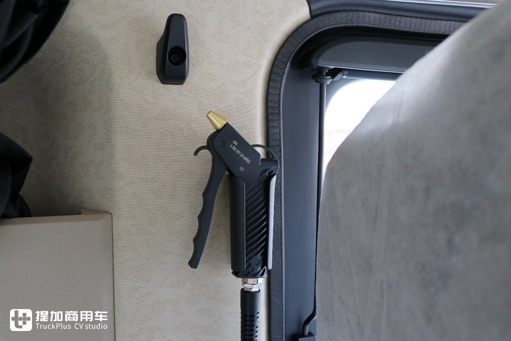 今天拍了一辆奔驰牵引车,新车连反光镜都没有了? - 第13张 - 提加商用车网 今天拍了一辆奔驰牵引车,新车连反光镜都没有了? - 第13张