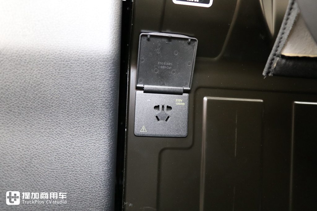 今天拍了一辆奔驰牵引车,新车连反光镜都没有了? - 第14张 - 提加商用车网 今天拍了一辆奔驰牵引车,新车连反光镜都没有了? - 第14张