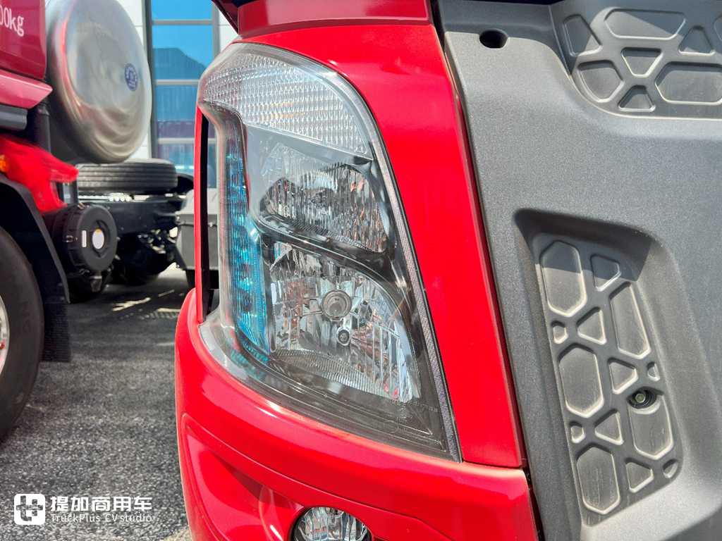 背个1000L的大气罐,还能有7.99吨的自重?乘龙H5超轻版LNG牵引车实拍 - 第8张 - 提加商用车网 背个1000L的大气罐,还能有7.99吨的自重?乘龙H5超轻版LNG牵引车实拍 - 第8张