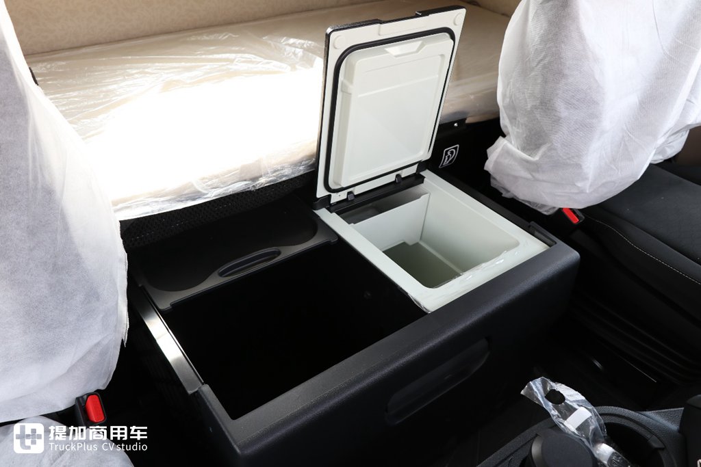 今天拍了一辆奔驰牵引车,新车连反光镜都没有了? - 第16张 - 提加商用车网 今天拍了一辆奔驰牵引车,新车连反光镜都没有了? - 第16张