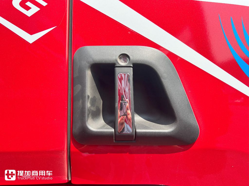 背个1000L的大气罐,还能有7.99吨的自重?乘龙H5超轻版LNG牵引车实拍 - 第9张 - 提加商用车网 背个1000L的大气罐,还能有7.99吨的自重?乘龙H5超轻版LNG牵引车实拍 - 第9张