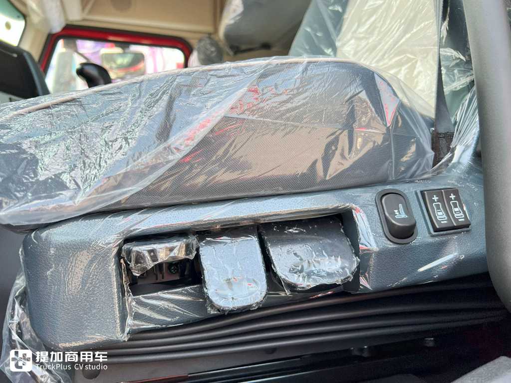 背个1000L的大气罐,还能有7.99吨的自重?乘龙H5超轻版LNG牵引车实拍 - 第10张 - 提加商用车网 背个1000L的大气罐,还能有7.99吨的自重?乘龙H5超轻版LNG牵引车实拍 - 第10张