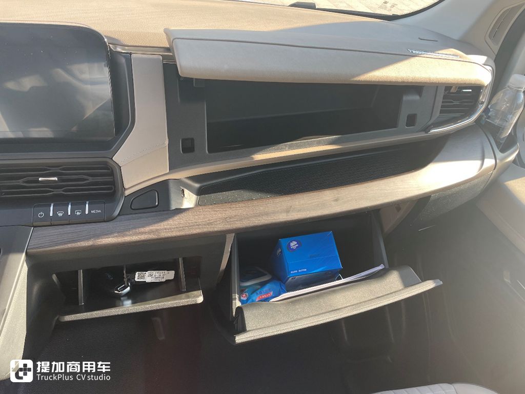 内外兼修配置豪华,福特全顺T8货运版实拍,新一代轻客都进化了啥? - 第11张 - 提加商用车网 内外兼修配置豪华,福特全顺T8货运版实拍,新一代轻客都进化了啥? - 第11张