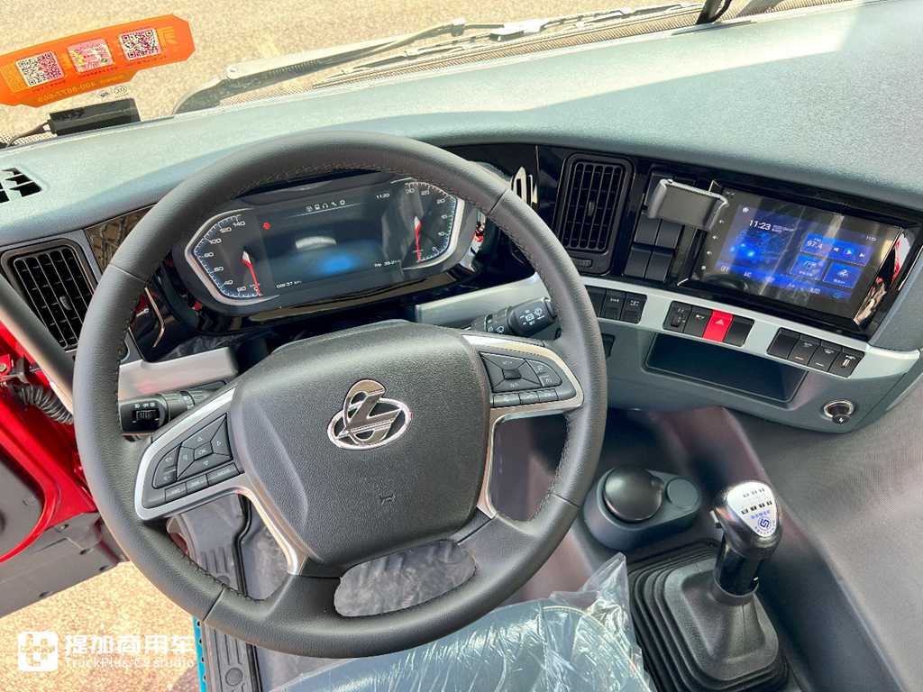 背个1000L的大气罐,还能有7.99吨的自重?乘龙H5超轻版LNG牵引车实拍 - 第11张 - 提加商用车网 背个1000L的大气罐,还能有7.99吨的自重?乘龙H5超轻版LNG牵引车实拍 - 第11张