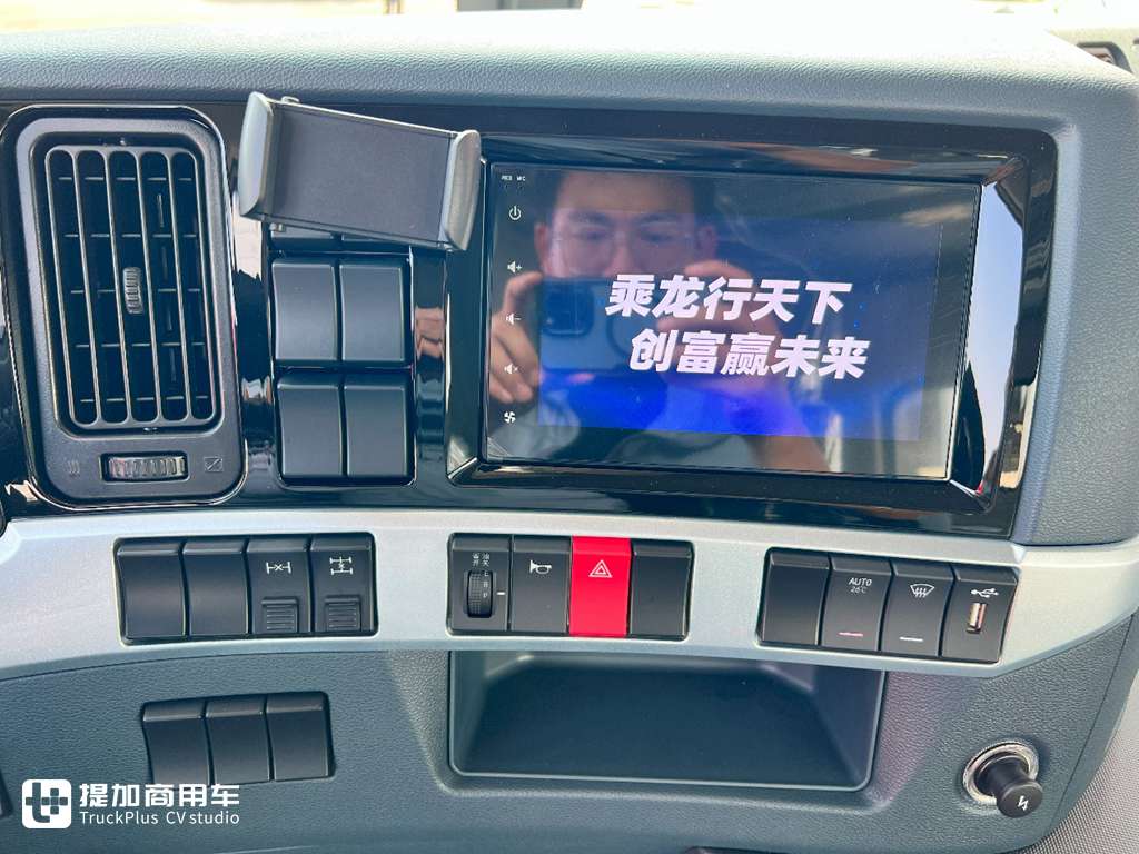 背个1000L的大气罐,还能有7.99吨的自重?乘龙H5超轻版LNG牵引车实拍 - 第12张 - 提加商用车网 背个1000L的大气罐,还能有7.99吨的自重?乘龙H5超轻版LNG牵引车实拍 - 第12张