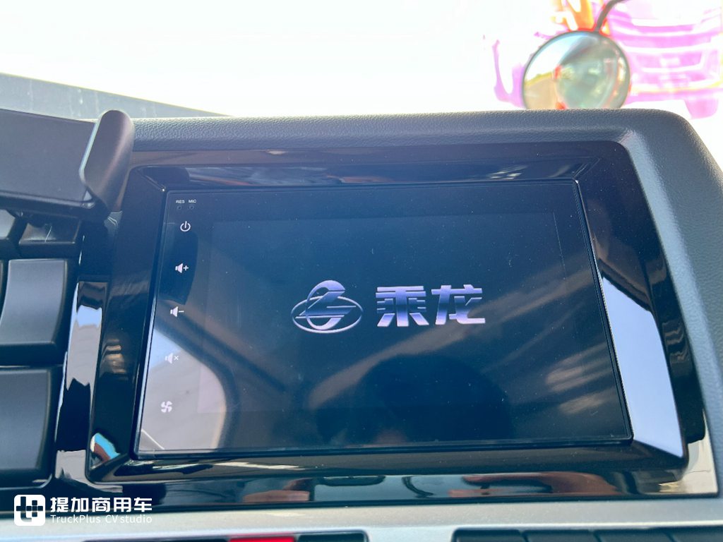 背个1000L的大气罐,还能有7.99吨的自重?乘龙H5超轻版LNG牵引车实拍 - 第13张 - 提加商用车网 背个1000L的大气罐,还能有7.99吨的自重?乘龙H5超轻版LNG牵引车实拍 - 第13张