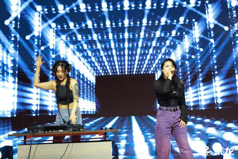 欢聚畅享 创富未来,郑州乘龙之夜“燃”起来! - 第2张 - 提加商用车网 欢聚畅享 创富未来,郑州乘龙之夜“燃”起来! - 第2张