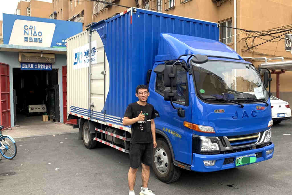 快递网点配送忙 他换江淮1卡骏铃聚宝盆上绿牌通行顺、更省油! - 第1张 - 提加商用车网 快递网点配送忙 他换江淮1卡骏铃聚宝盆上绿牌通行顺、更省油! - 第1张