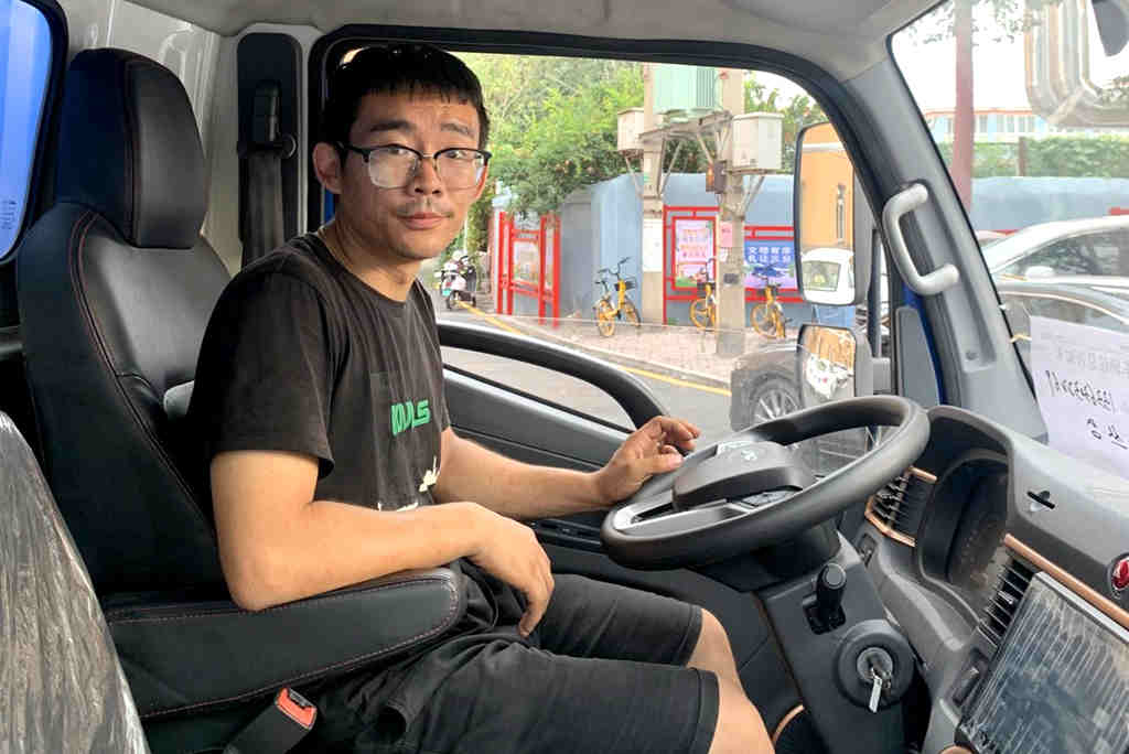 快递网点配送忙 他换江淮1卡骏铃聚宝盆上绿牌通行顺、更省油！