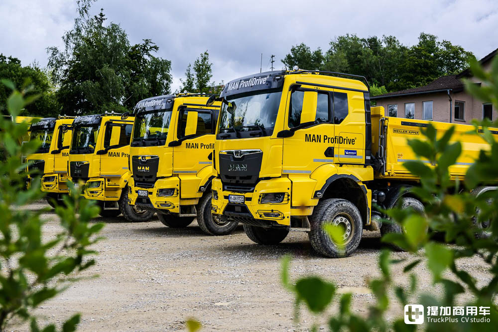 工地通勤快乐车?配双排座驾驶室,曼恩TGM 4x4小自卸实拍 - 第1张 - 提加商用车网 工地通勤快乐车?配双排座驾驶室,曼恩TGM 4x4小自卸实拍 - 第1张