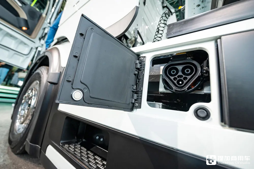 全新造型驾驶室,车身架构大升级,奔驰eActros 600电动卡车实拍 - 第11张 - 提加商用车网 全新造型驾驶室,车身架构大升级,奔驰eActros 600电动卡车实拍 - 第11张