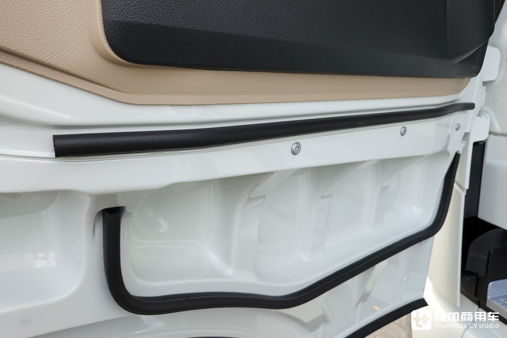 全新造型驾驶室,车身架构大升级,奔驰eActros 600电动卡车实拍 - 第13张 - 提加商用车网 全新造型驾驶室,车身架构大升级,奔驰eActros 600电动卡车实拍 - 第13张