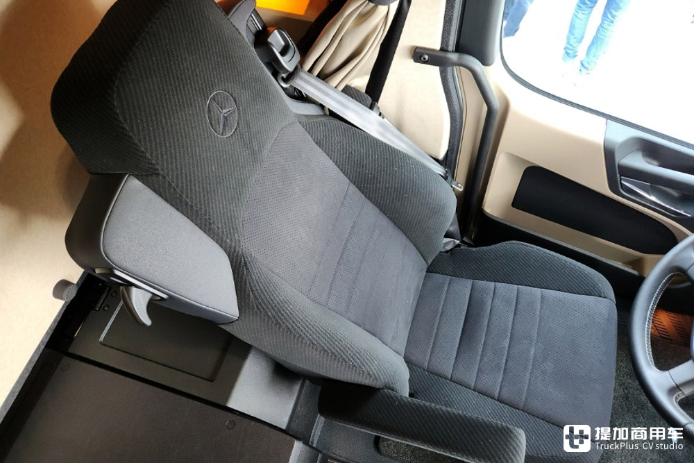 全新造型驾驶室,车身架构大升级,奔驰eActros 600电动卡车实拍 - 第16张 - 提加商用车网 全新造型驾驶室,车身架构大升级,奔驰eActros 600电动卡车实拍 - 第16张