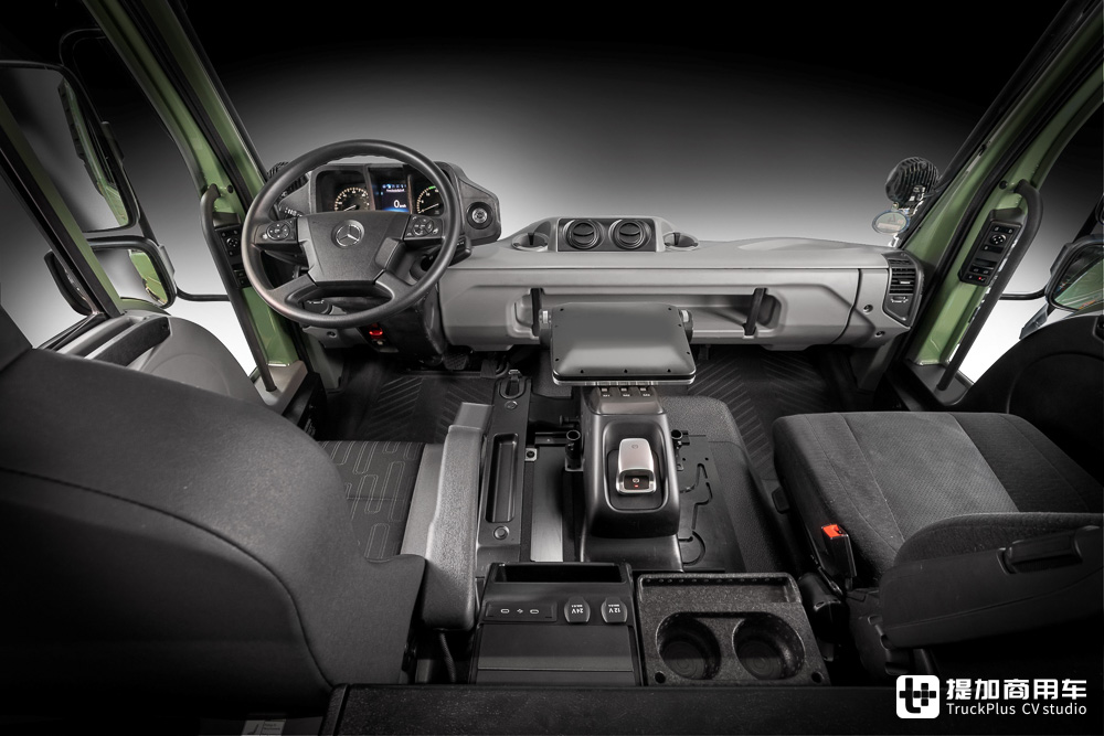 新一代内饰加持,操控如同开飞机,乌尼莫克百系列迎来重大更新 - 第12张 - 提加商用车网 新一代内饰加持,操控如同开飞机,乌尼莫克百系列迎来重大更新 - 第12张