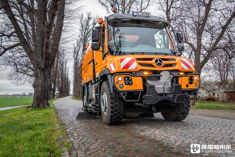 新一代内饰加持,操控如同开飞机,乌尼莫克百系列迎来重大更新 - 第2张 - 提加商用车网 新一代内饰加持,操控如同开飞机,乌尼莫克百系列迎来重大更新 - 第2张