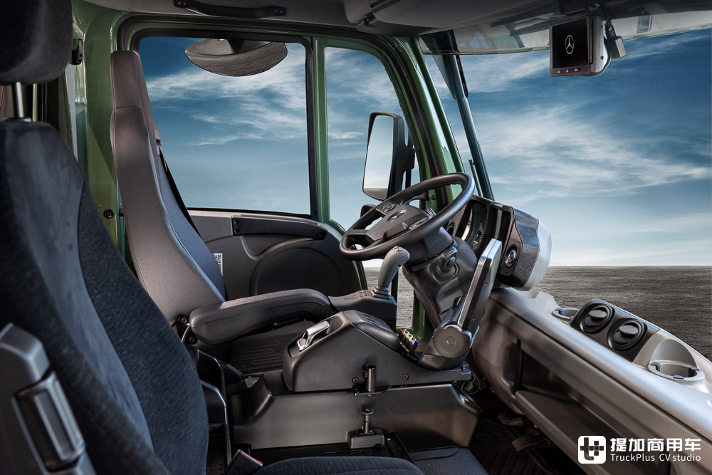 新一代内饰加持,操控如同开飞机,乌尼莫克百系列迎来重大更新 - 第3张 - 提加商用车网 新一代内饰加持,操控如同开飞机,乌尼莫克百系列迎来重大更新 - 第3张
