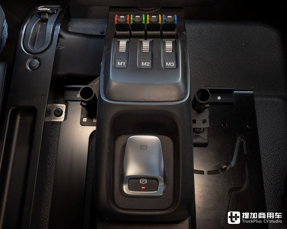 新一代内饰加持,操控如同开飞机,乌尼莫克百系列迎来重大更新 - 第6张 - 提加商用车网 新一代内饰加持,操控如同开飞机,乌尼莫克百系列迎来重大更新 - 第6张
