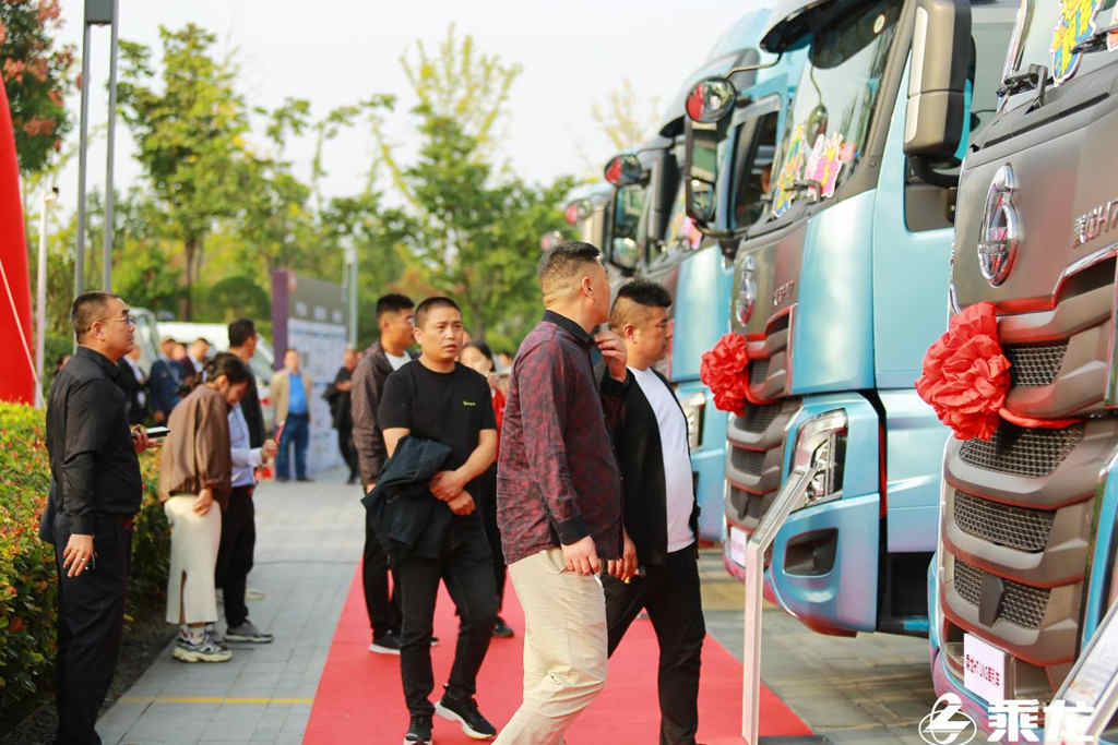现场订车466台 乘龙H7大马力LNG牵引车重磅上市 - 第4张 - 提加商用车网 现场订车466台 乘龙H7大马力LNG牵引车重磅上市 - 第4张
