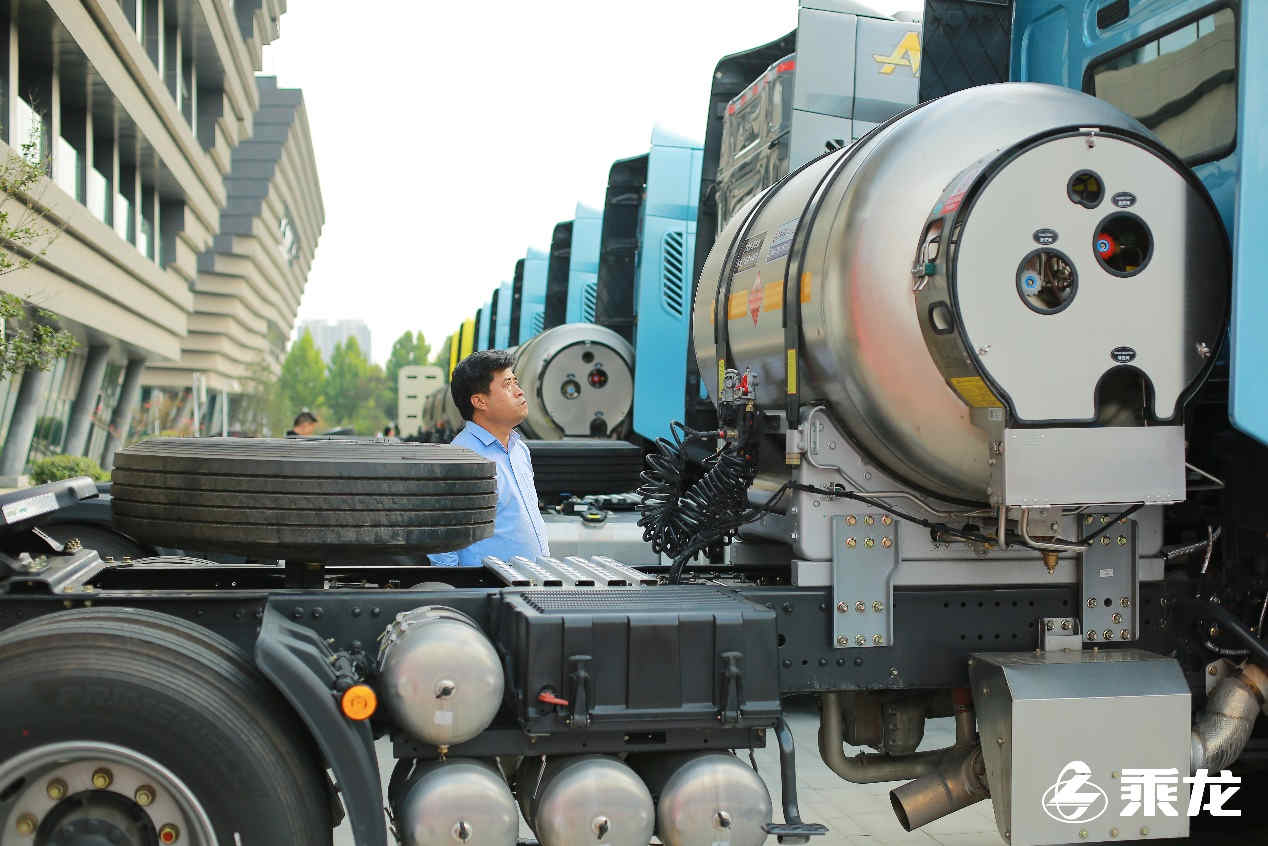 现场订车466台 乘龙H7大马力LNG牵引车重磅上市 - 第7张 - 提加商用车网 现场订车466台 乘龙H7大马力LNG牵引车重磅上市 - 第7张