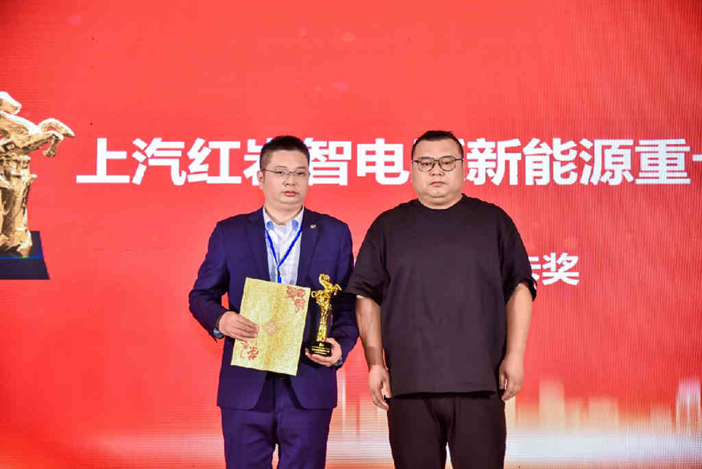 向新转绿智电融合，上汽红岩智电版新能源重卡荣获绿色智能高端重卡奖