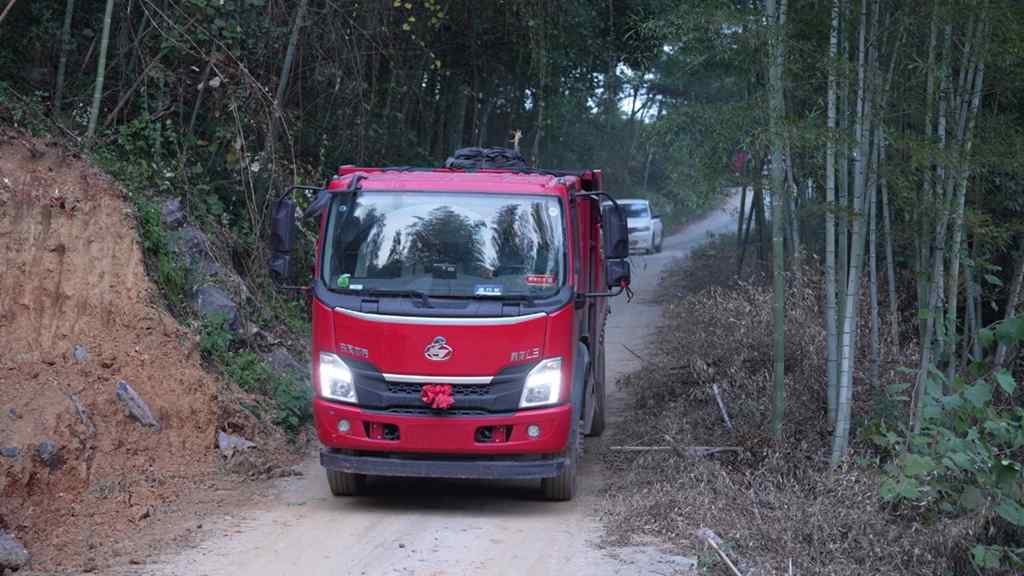 不畏崎岖,乘龙L3助力李老板解锁山区砂石运输难题 - 第2张 - 提加商用车网 不畏崎岖,乘龙L3助力李老板解锁山区砂石运输难题 - 第2张