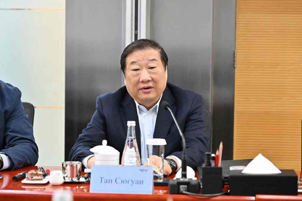 谭旭光与乌兹别克斯坦汽车工业股份公司董事会主席罗祖库洛夫·乌鲁格别克座谈交流